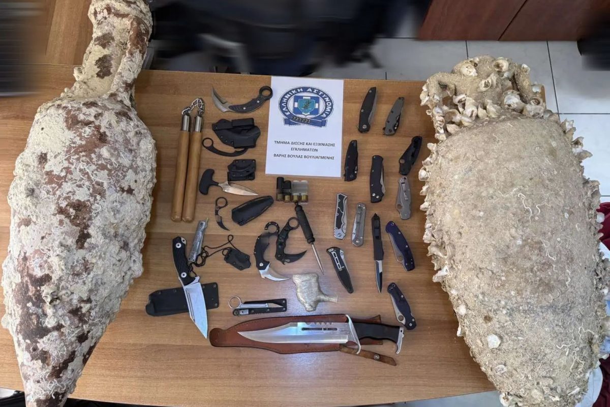 Βουλιαγμένη: Συνελήφθη 47χρονος – Στην κατοχή του πλήθος μαχαιριών και δύο αρχαίοι αμφορείς