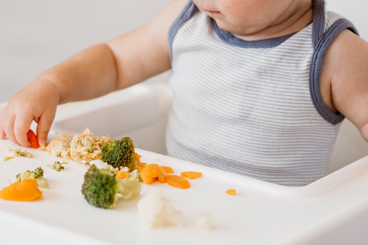 Τι είναι το Baby-led weaning (BLW); Συμβουλές από μια διατροφολόγο εξειδικευμένη στην παιδική διατροφή