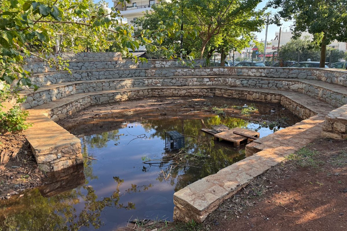 Γλυφάδα: Πλημμυρισμένο το θεατράκι στην πλατεία Χαρίτων – Καταγγελία για στάσιμα νερά και έντονη δυσοσμία