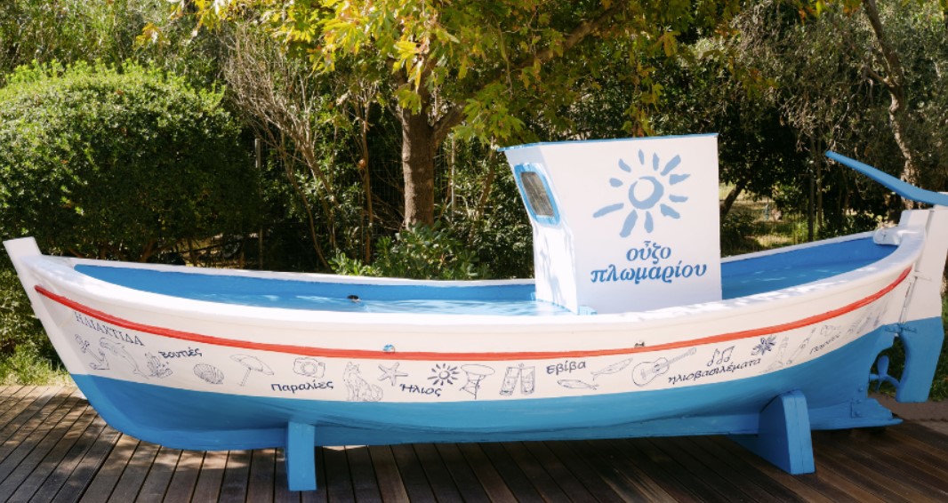 Η «Ηλιαχτίδα»: Το καΐκι που έγινε καμβάς καλοκαιρινών αναμνήσεων από το Ούζο Πλωμαρίου