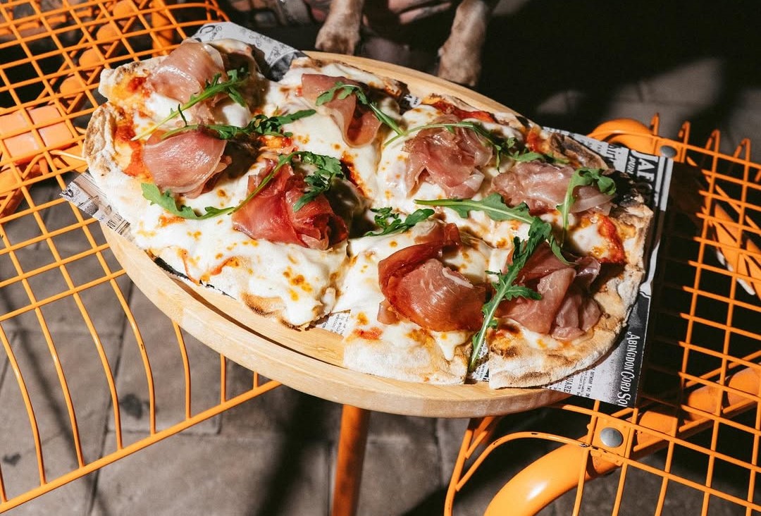 Sunnteiz: Το all day spot του Αλίμου έγινε το νέο «cool» σημείο συνάντησης της περιοχής