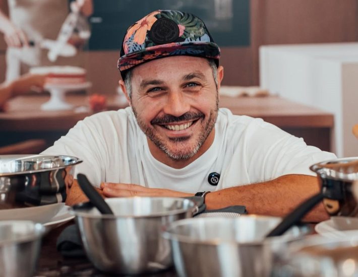 Ο Θάνος Φέσκος έχει όραμα για τη γαστρονομία στην Αθηναϊκή Ριβιέρα, αλλά όχι αυταπάτες