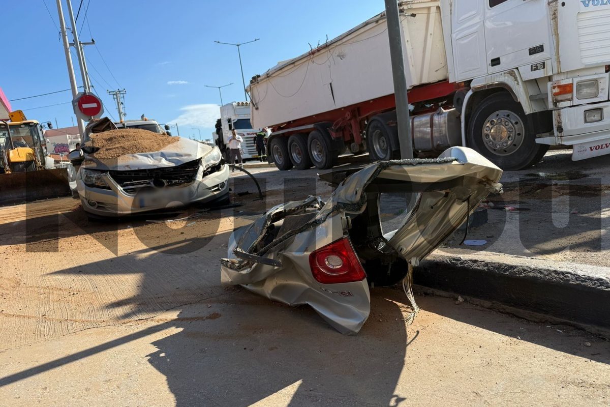 Τροχαίο στη Βάρη: Φορτηγό τούμπαρε και έπεσε πάνω σε αυτοκίνητο