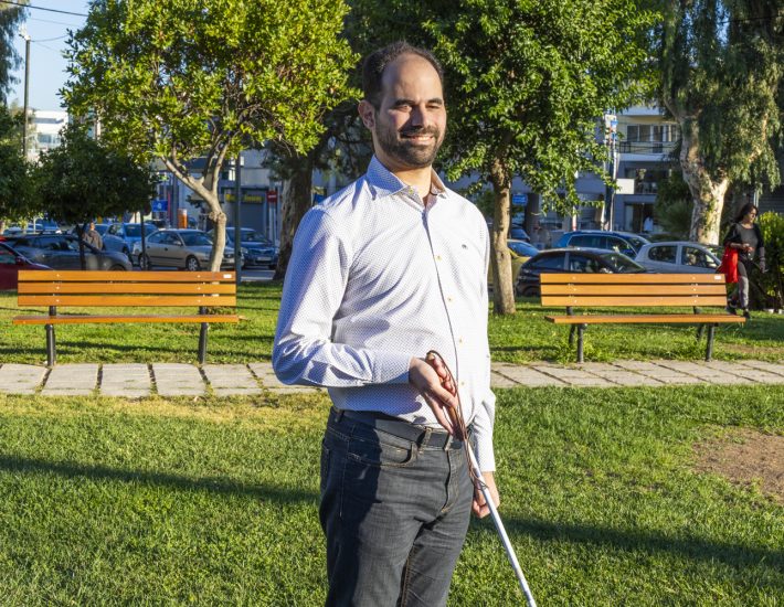 Βαγγέλης Αυγουλάς: Ο τυφλός δικηγόρος που βλέπει τη ζωή «με άλλα μάτια»