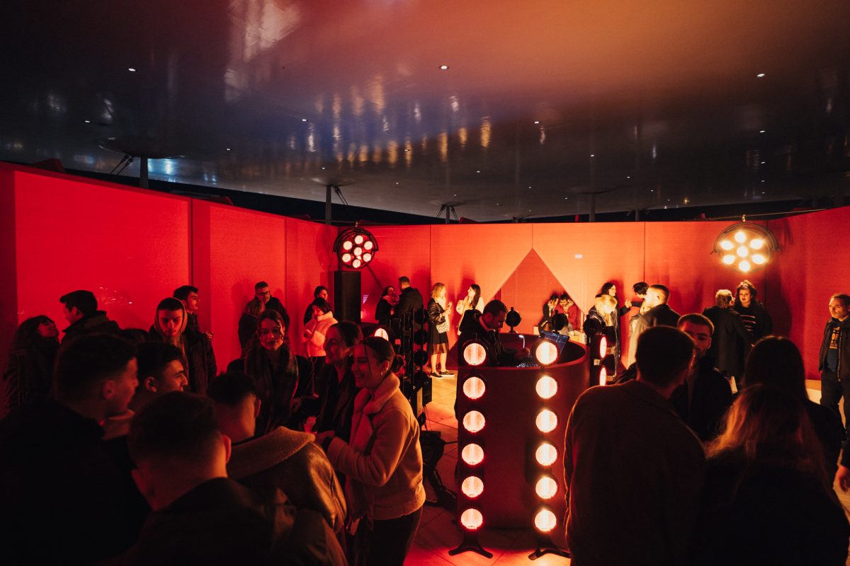 360° Pop-Up Bar στο Νιάρχος: DJ sets και γιορτινά κοκτέιλ με θέα όλη την Αθήνα