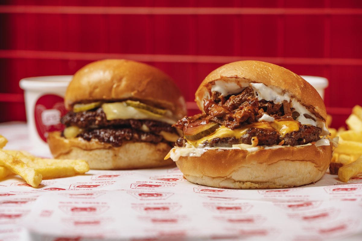 Τα Pax Burgers συστήνουν το «Pax Mess» by Stavros Varthalitis, δύο limited edition burgers που σε προκαλούν να λερωθείς