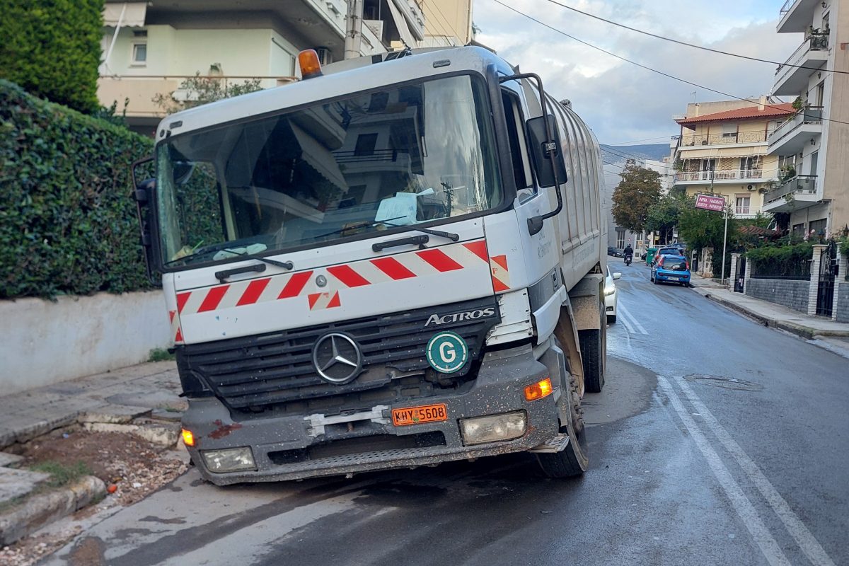 Άγιος Δημήτριος: Υποχώρησε το οδόστρωμα και εγκλωβίστηκε απορριμματοφόρο λόγω βλάβης της ΕΥΔΑΠ