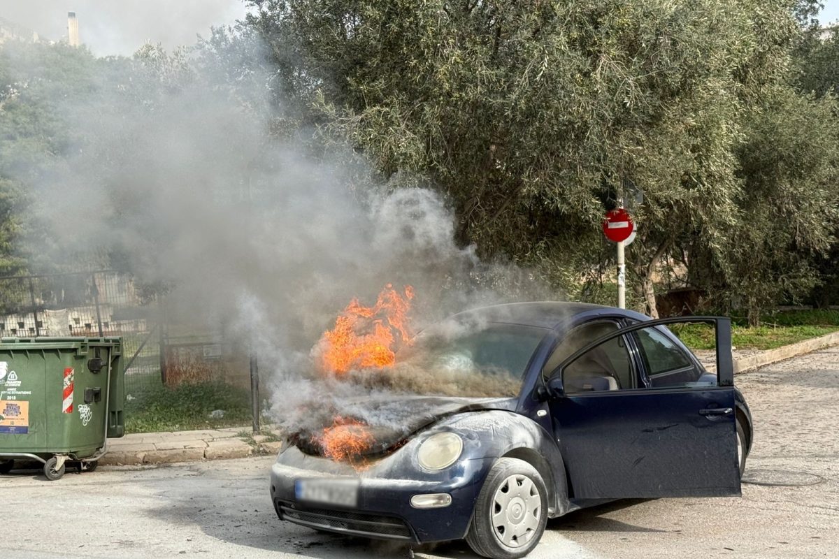 Αυτοκίνητο τυλίχθηκε στις φλόγες στη Βούλα – Σώθηκε η οδηγός, σοβαρές οι υλικές ζημιές