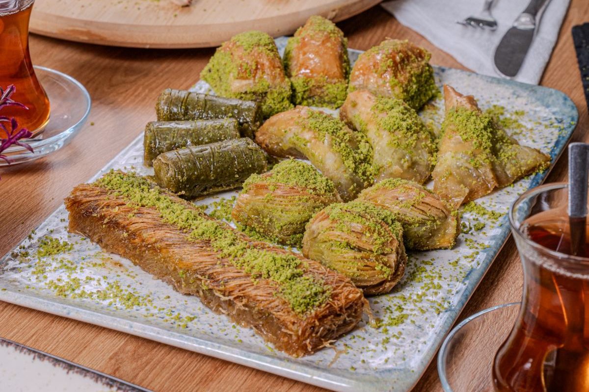 Το Nostima Baklava Cafe σερβίρει πολίτικο πρωινό και γλυκά στην καρδιά της Γλυφάδας