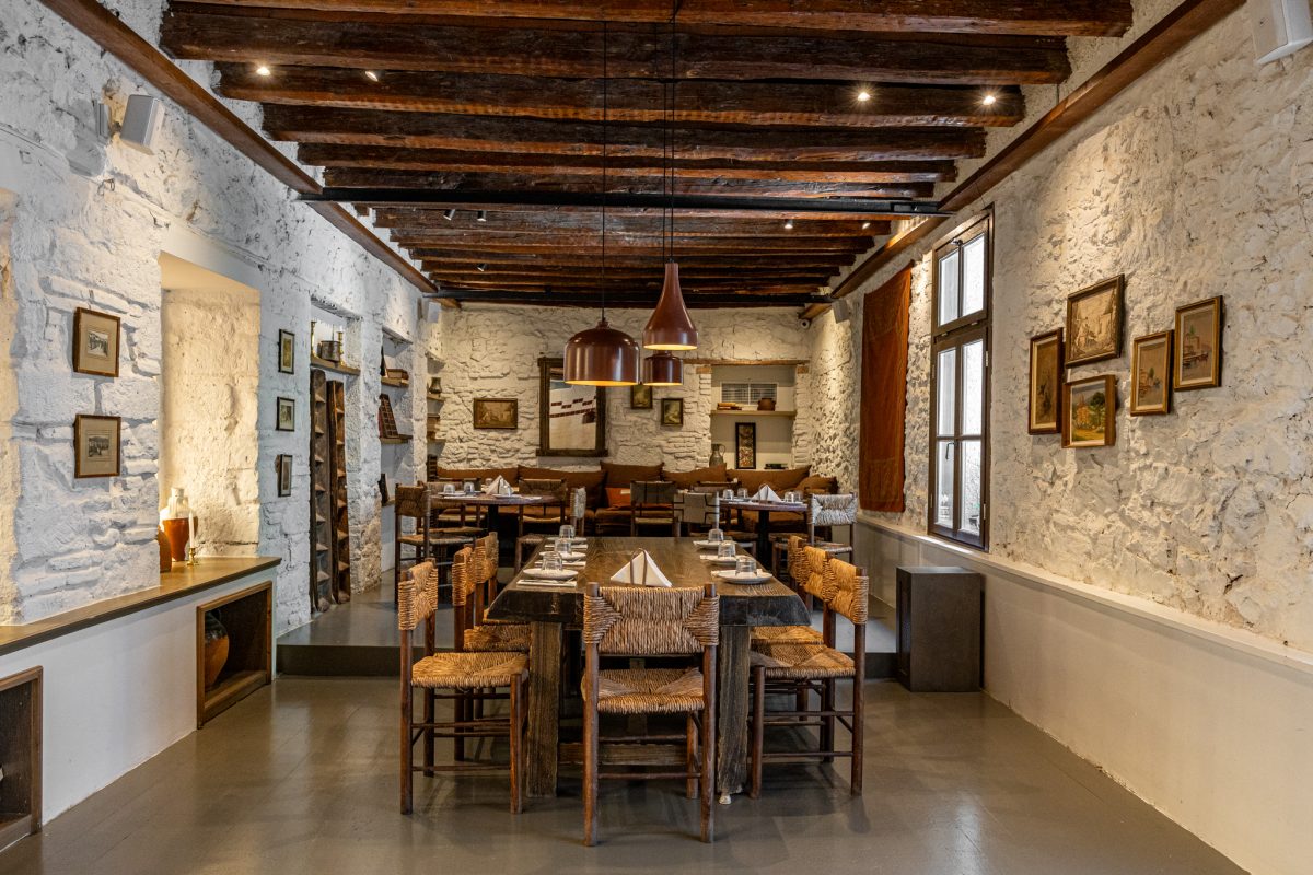 Cinapos: Το μεζεδοπωλείο του Θησείου κλείνει έναν χρόνο λειτουργίας και το γιορτάζει