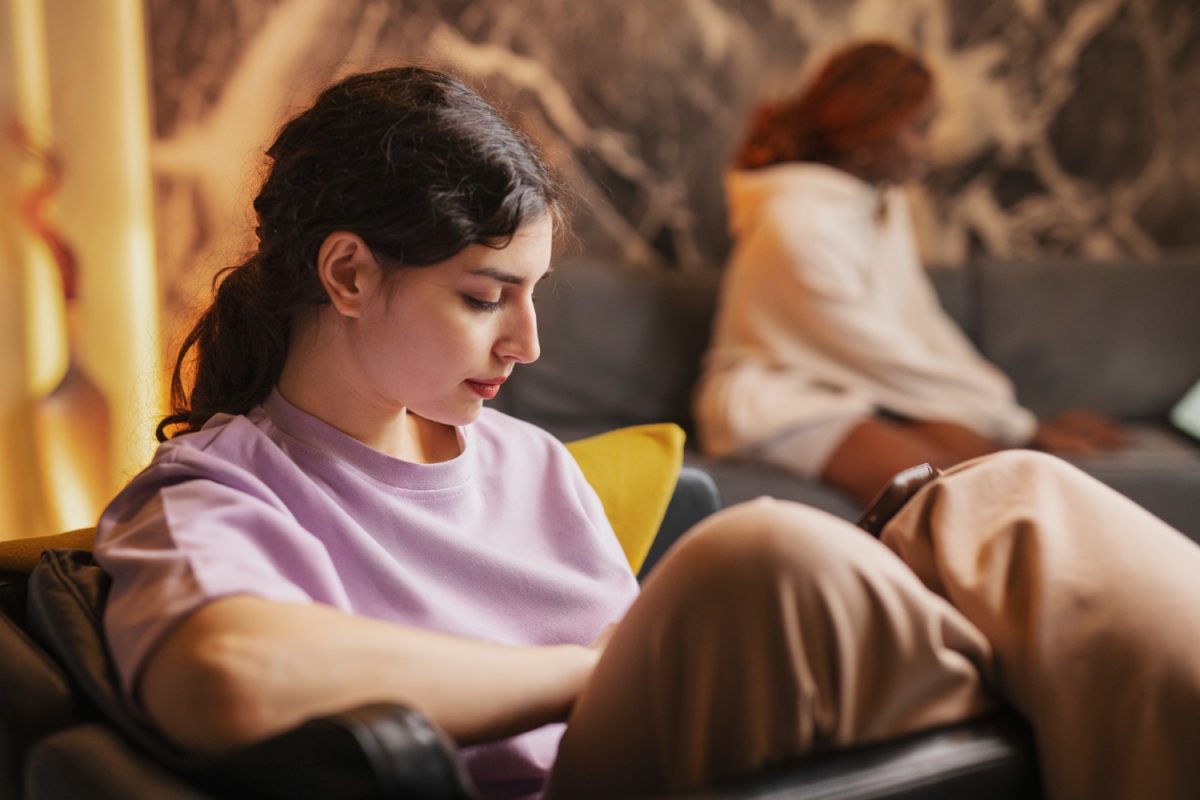 Άγχος, οθόνες και αυτοεικόνα: Η μετά-Covid εφηβεία μέσα από το βλέμμα μιας ψυχολόγου