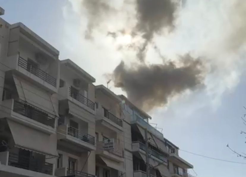 Φωτιά στη Γλυφάδα – Πυκνοί καπνοί από τον τελευταίο όροφο πολυκατοικίας