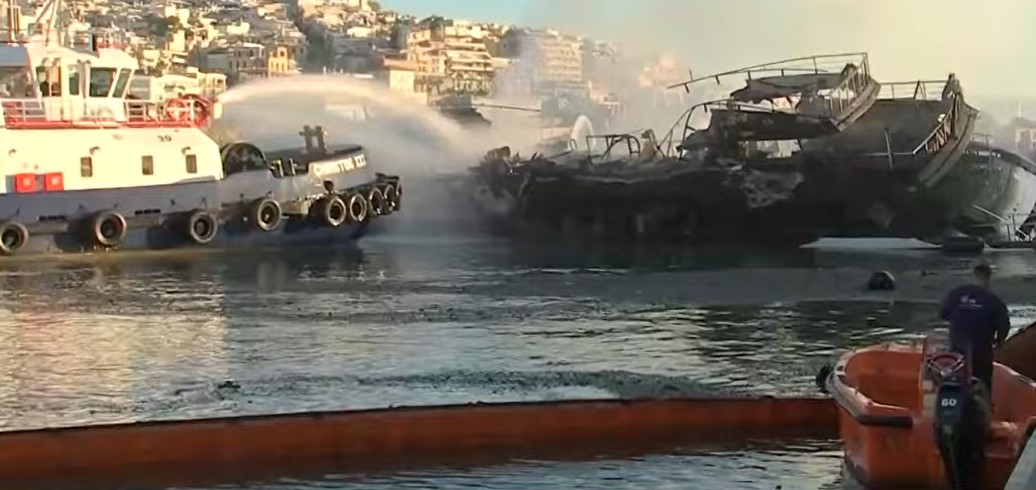 Φωτιά στη Μαρίνα Ζέας: Κάηκαν και βυθίστηκαν πολυτελή σκάφη