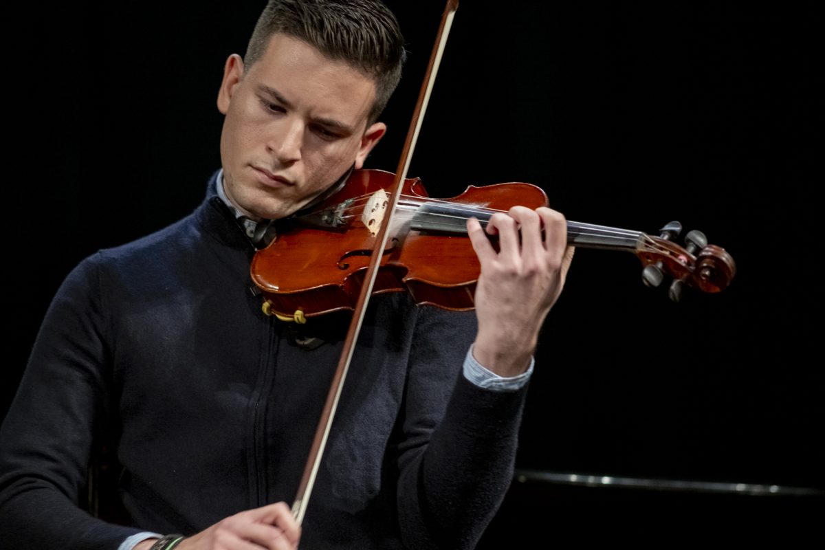 Ιωάννης Νίκολης: Ο 23χρονος βιολονίστας από το Παλαιό Φάληρο που ανεβαίνει στη σκηνή του Μεγάρου Μουσικής