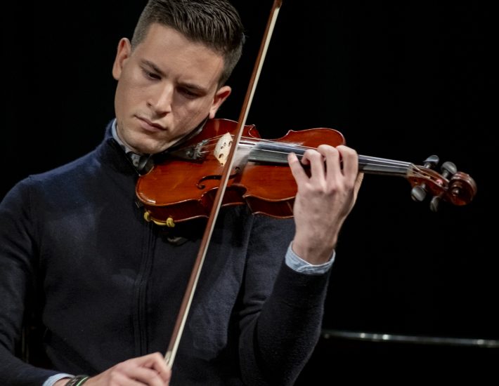 Ιωάννης Νίκολης: Ο 23χρονος βιολονίστας από το Παλαιό Φάληρο που ανεβαίνει στη σκηνή του Μεγάρου Μουσικής
