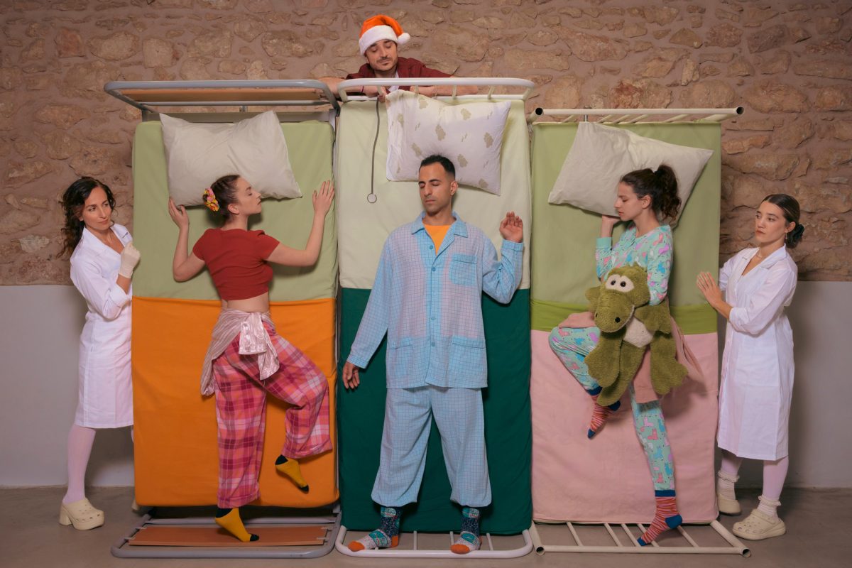 Επείγοντα Χριστούγεννα: Μια παράσταση για την αληθινή μαγεία των γιορτών στο Νιάρχος