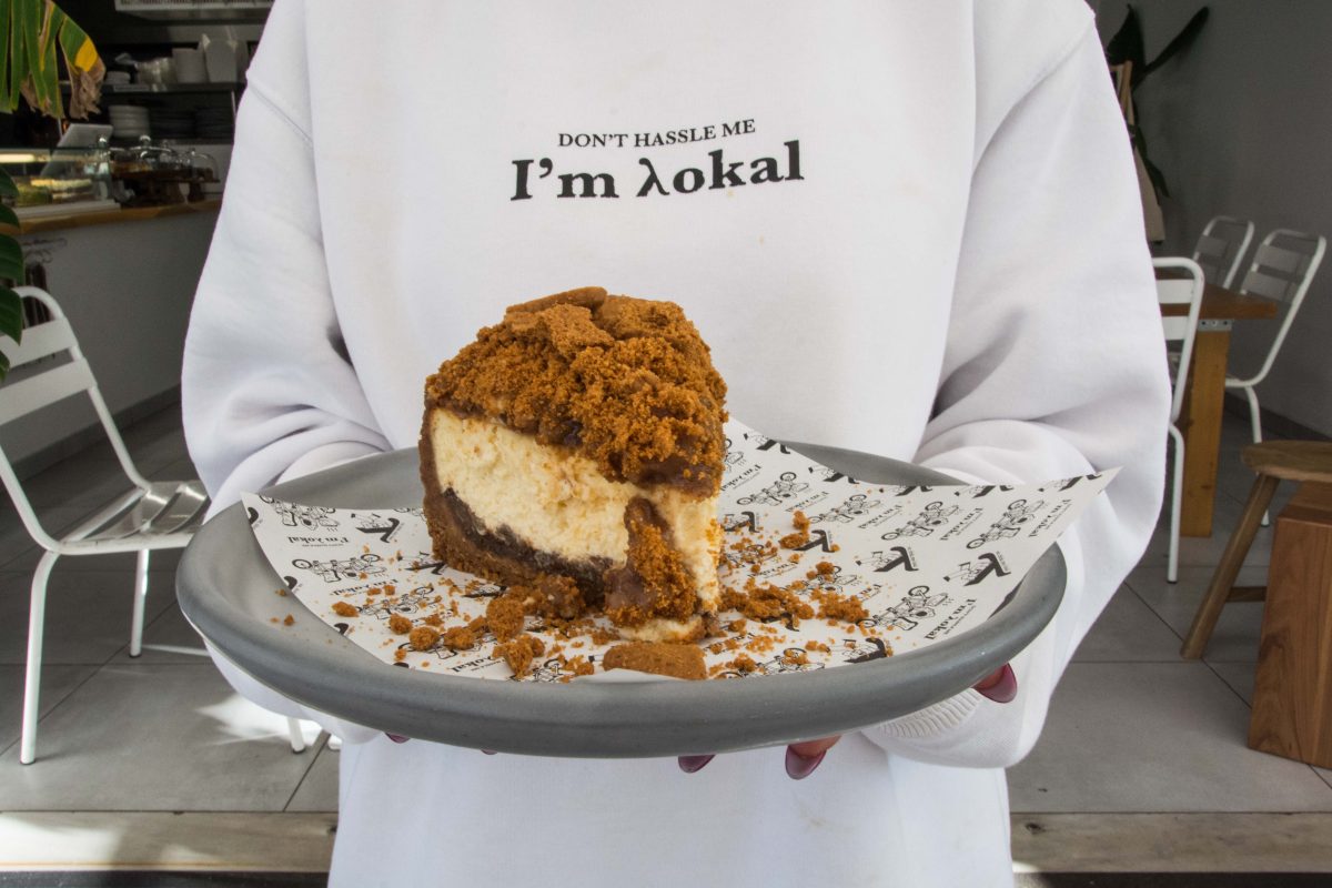 Στο Λokal για το πιο viral βάσκικο cheesecake των Νοτίων Προαστίων (και άπαιχτη μηλόπιτα)