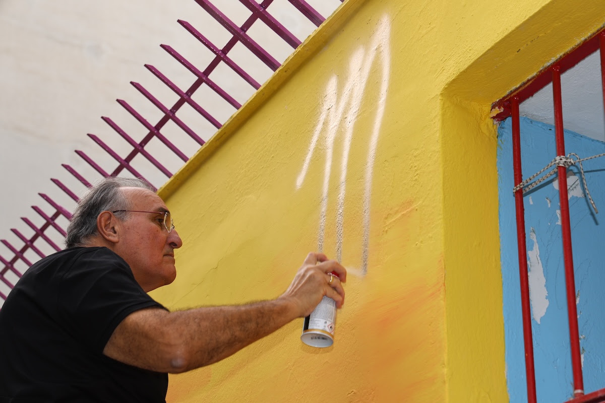 Μάνος Ιωαννίδης: Ποιος είναι ο καλλιτέχνης πίσω από το pop art σχολείο της Καλλιθέας