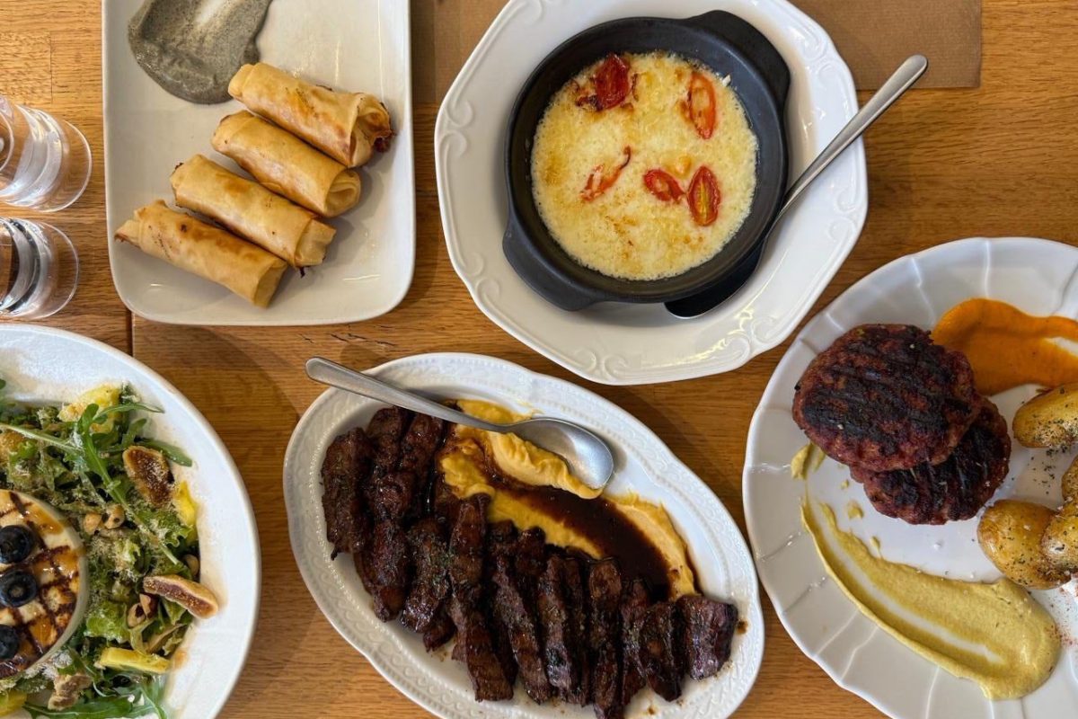 Μοντάνα: Στον Υμηττό, μια πλατεία γίνεται χωριό και η ελληνική κουζίνα επιστρέφει στην απλότητα