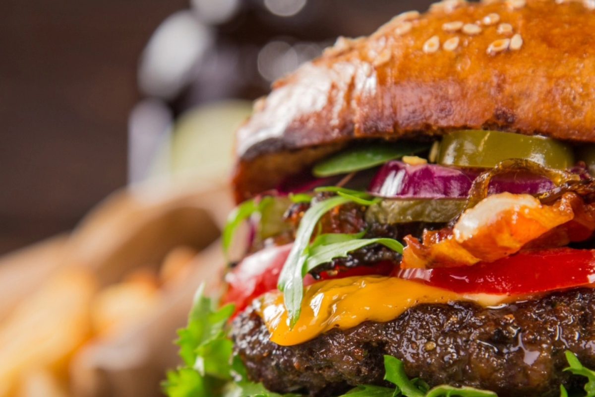 ΜΠΙΦ: Το νέο burger & sando spot στην πλατεία Φιλικής Εταιρίας στο Παλαιό Φάληρο