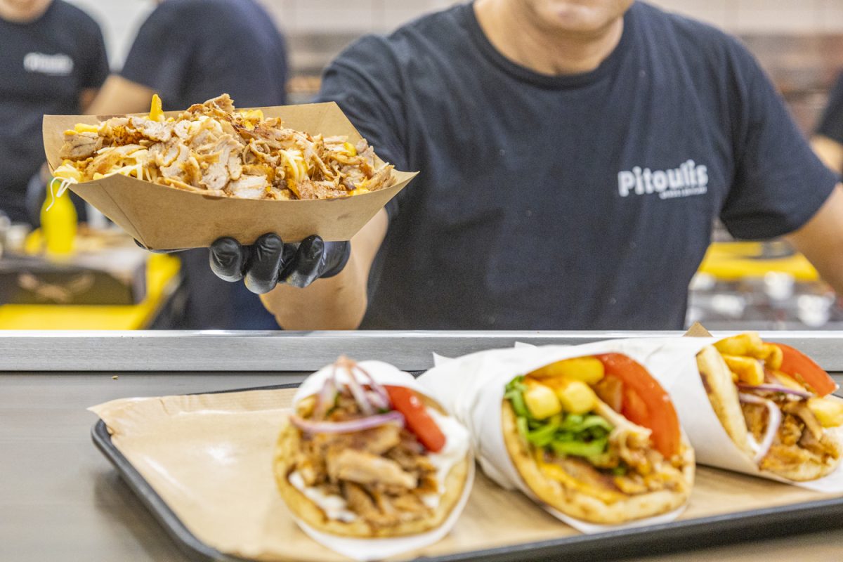 Ο Pitoulis είναι το σουβλάκι που συνδυάζει την παράδοση με το vibe της νέας γενιάς