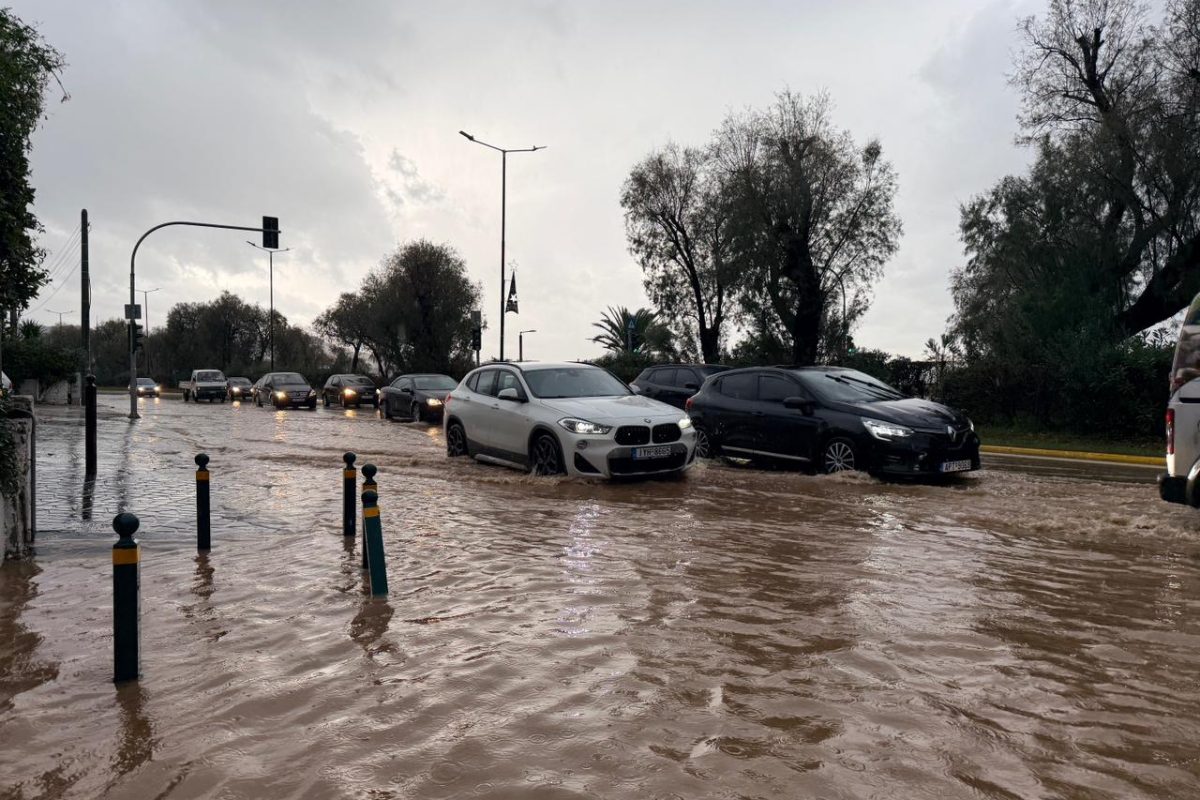 Πλημμύρισαν οι λεωφόροι Βουλιαγμένης και Ποσειδώνος – Συνεργεία ξεβουλώνουν φρεάτια