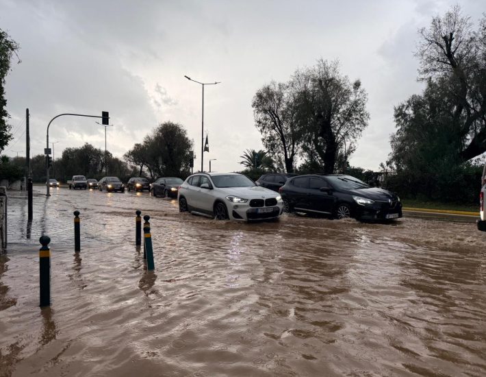 Πλημμύρισαν οι λεωφόροι Βουλιαγμένης και Ποσειδώνος – Συνεργεία ξεβουλώνουν φρεάτια