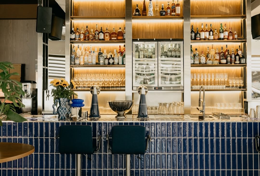 Yesterday’s: Νέο στέκι στην κεντρική πλατεία της Ηλιούπολης – All day, με 90s διάθεση και ωραία μπάρα