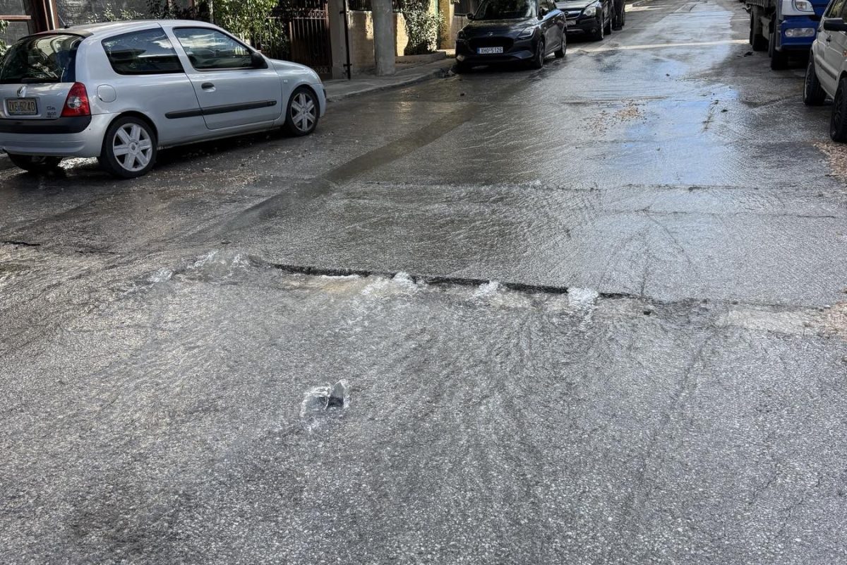 Άγιος Δημήτριος: Βλάβη στο δίκτυο της ΕΥΔΑΠ προκάλεσε εκτεταμένη διαρροή και διακοπή υδροδότησης