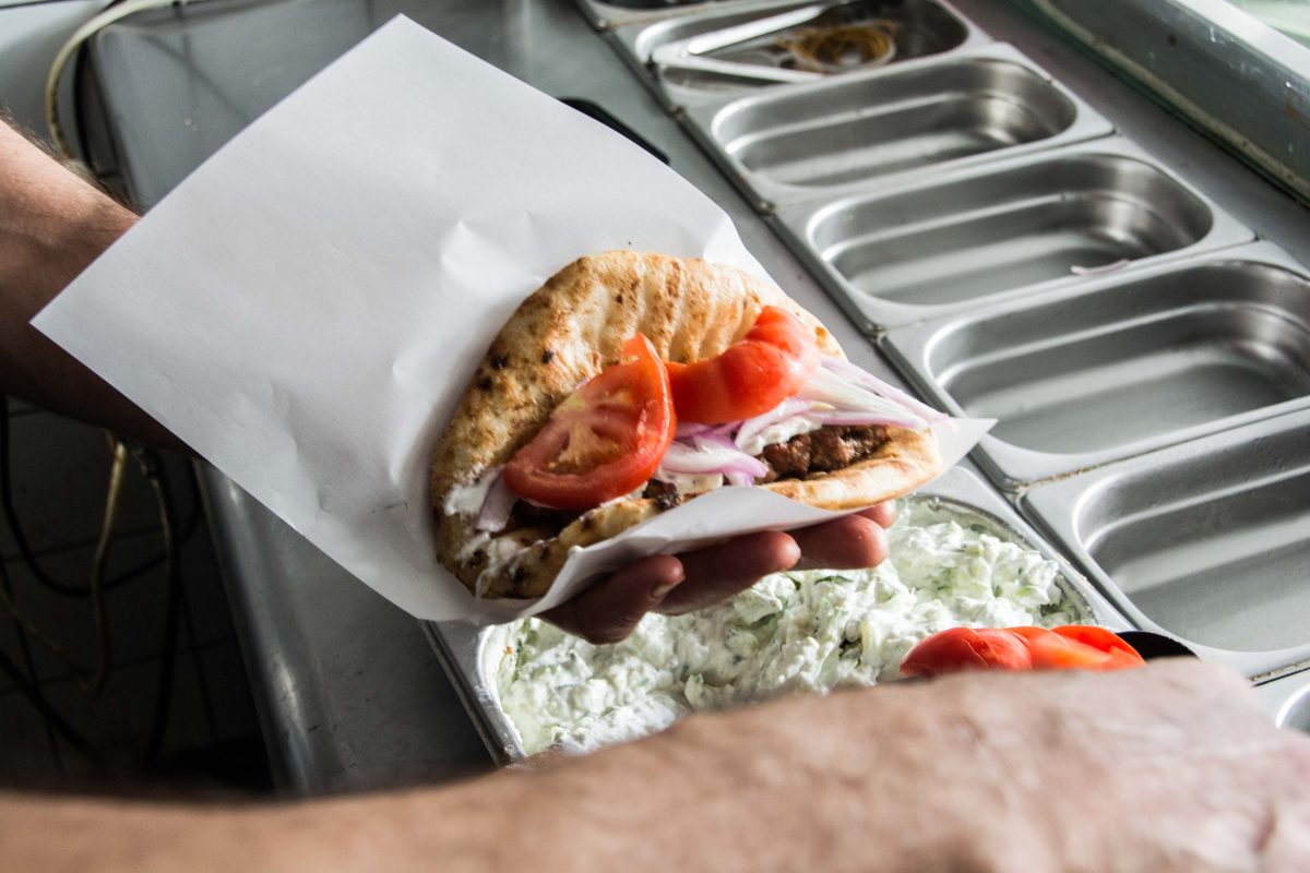 Ο Παλαιός: Το «κρυμμένο» σουβλατζίδικο της Ηλιούπολης που μοιάζει να βγήκε από τη χρονομηχανή