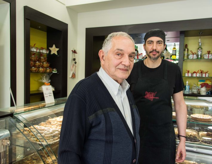 Sweet Corner: Το αγαπημένο ζαχαροπλαστείο της Νέας Σμύρνης που σερβίρει γλυκές ιστορίες από το 1978