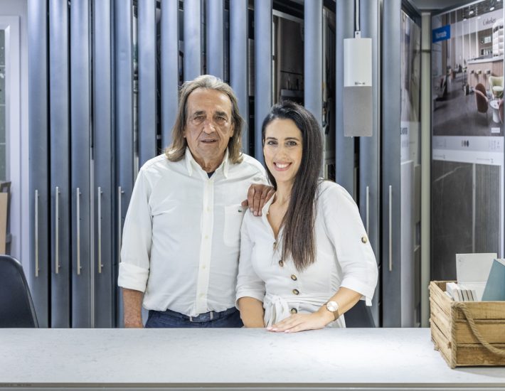 Δύο γενιές, ένα όραμα: Το Bagno Casa Παρασκευόπουλος επαναπροσδιορίζει το design του μπάνιου στα Νότια