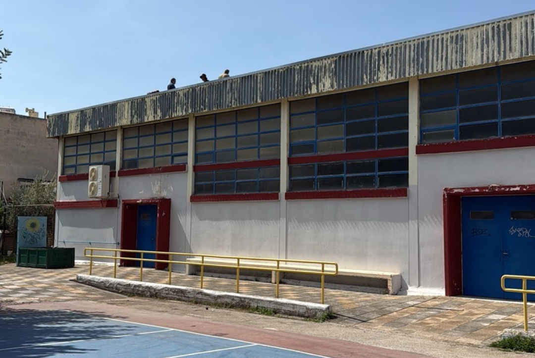 Ηλιούπολη: Παρέμβαση του Ρουβίκωνα στο Δημαρχείο για το Ειδικό Σχολείο – Η απάντηση του Δημάρχου