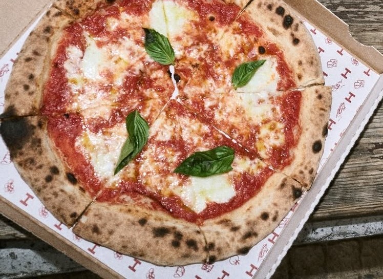 Hasselhoff Pizza: Η πιτσαρία που έλειπε από την πλατεία της Νέας Σμύρνης