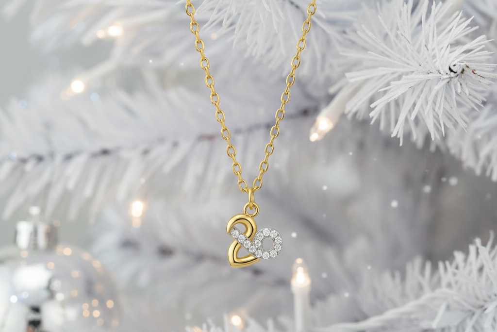 Jewelies: Τα γούρια του 2026 που φοριούνται όλο τον χρόνο και χαρίζονται με νόημα