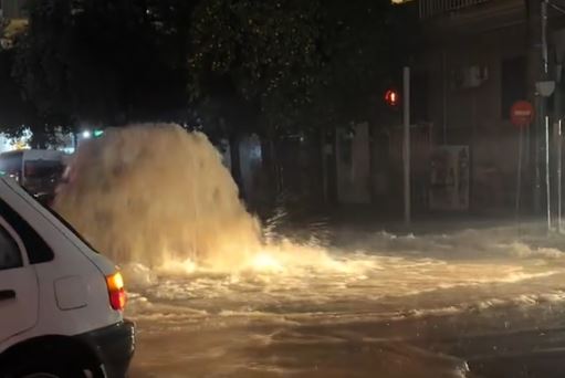 Καλλιθέα: Υπερχείλιση φρεατίου λόγω της κακοκαιρίας – Τι απαντά ο Δήμος