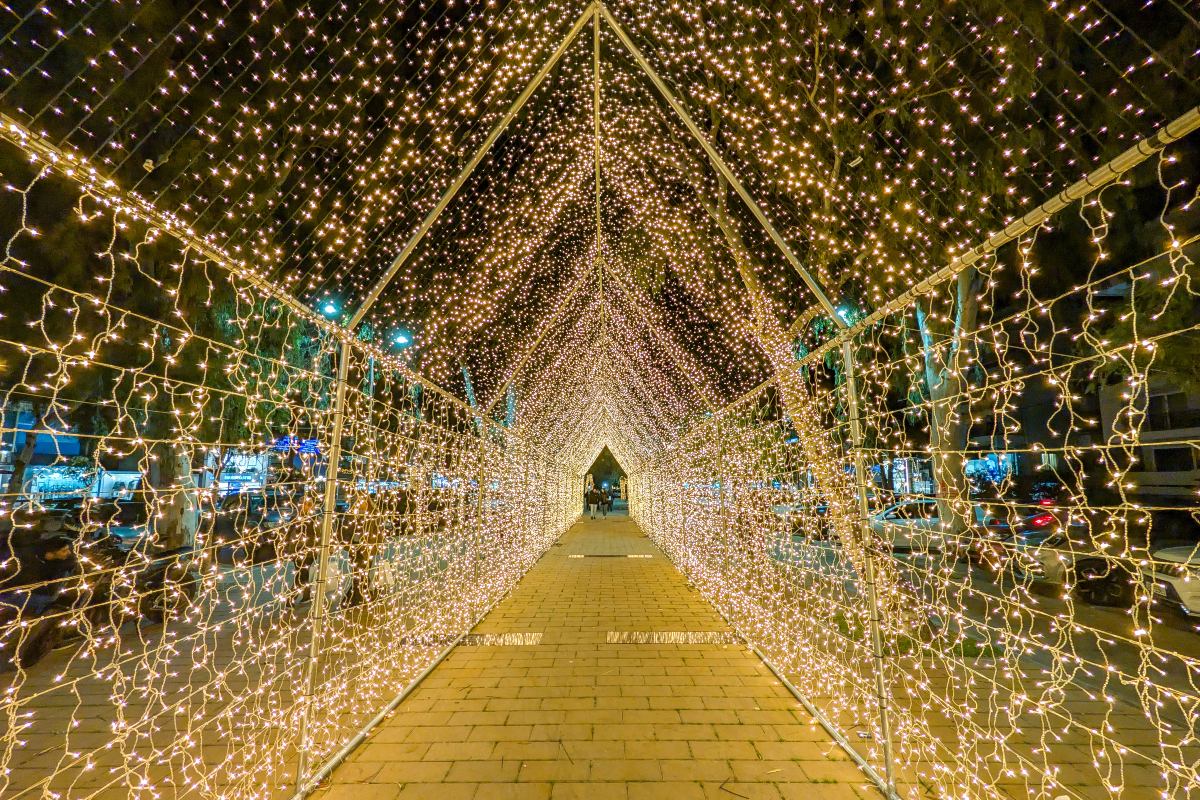 Η Γλυφάδα δίνει το σύνθημα των γιορτών με εντυπωσιακούς στολισμούς, τρενάκι και Κόκκινη Νύχτα