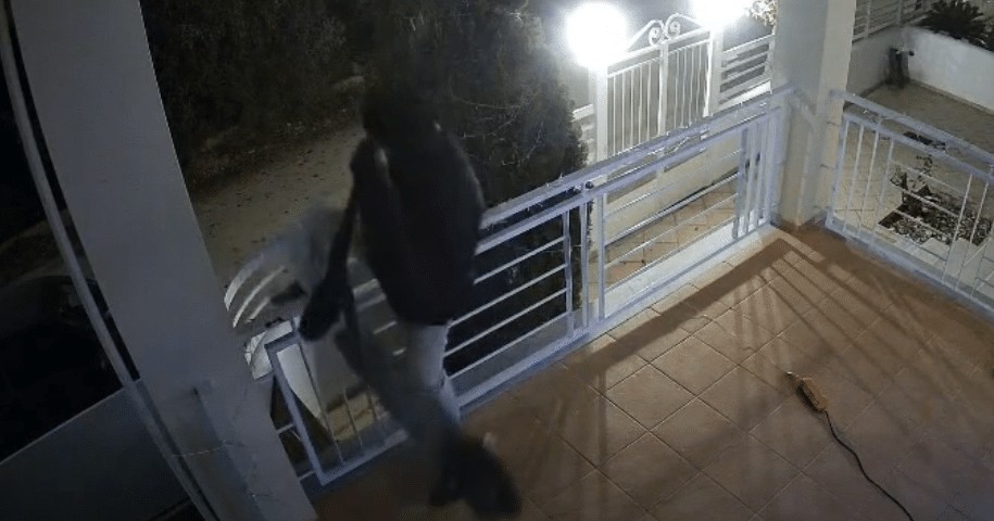 Βάρη: Κλέφτης άρπαξε ηλεκτρικό πατίνι από μπαλκόνι διαμερίσματος