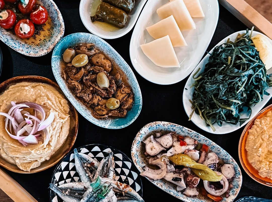 Για τσίπουρο και ψαρομεζέδες στην Ψαρού της Γλυφάδας