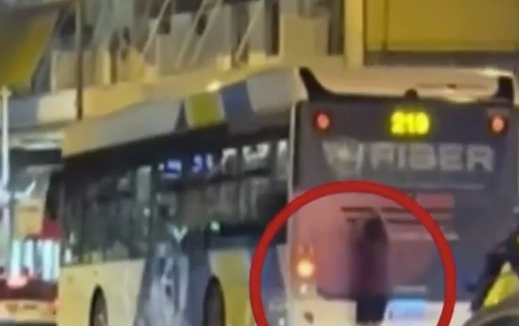 Καλλιθέα: Νεαρός κρεμάστηκε από το πίσω μέρος λεωφορείου εν κινήσει