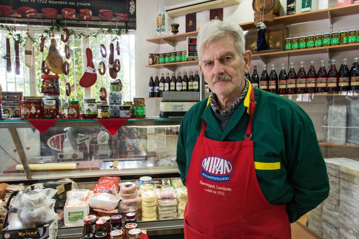 Τούνελ Delicatessen: Το τελευταίο αυθεντικό πολίτικο μαγαζί της Αθήνας βρίσκεται στον Άλιμο