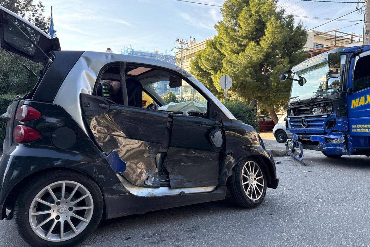 Γλυφάδα: Νέο τροχαίο στην οδό Δημελά με τη σύγκρουση δύο οχημάτων – Καταγγελία κατοίκων για καθημερινό κίνδυνο