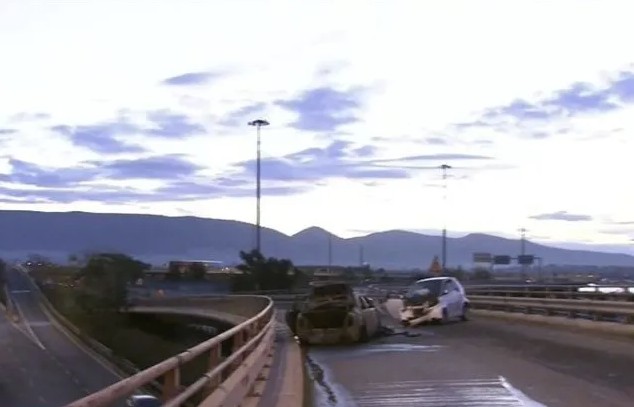 Φάληρο: Οδηγός μπήκε στο αντίθετο ρεύμα και προκάλεσε τροχαίο – Κάηκε ολοσχερώς το ΙΧ του