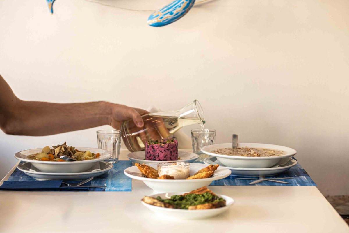 Ζεστές σπιτικές σούπες από το Βουλιώτικο, το αγαπημένο μεζεδοπωλείο της Βούλας