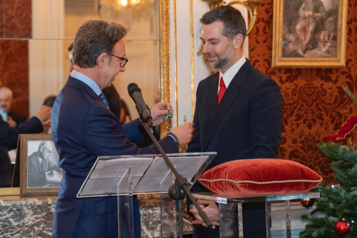 Τελετή απονομής διασήμων του Ιππότη του Τάγματος των Τεχνών και των Γραμμάτων στον  Χρήστο Μαρκογιαννάκη