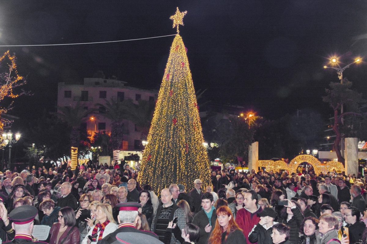 Η Καλλιθέα φοράει τα γιορτινά της: Φωταγώγηση χριστουγεννιάτικου δέντρου με συναυλία της Μελίνας Ασλανίδου