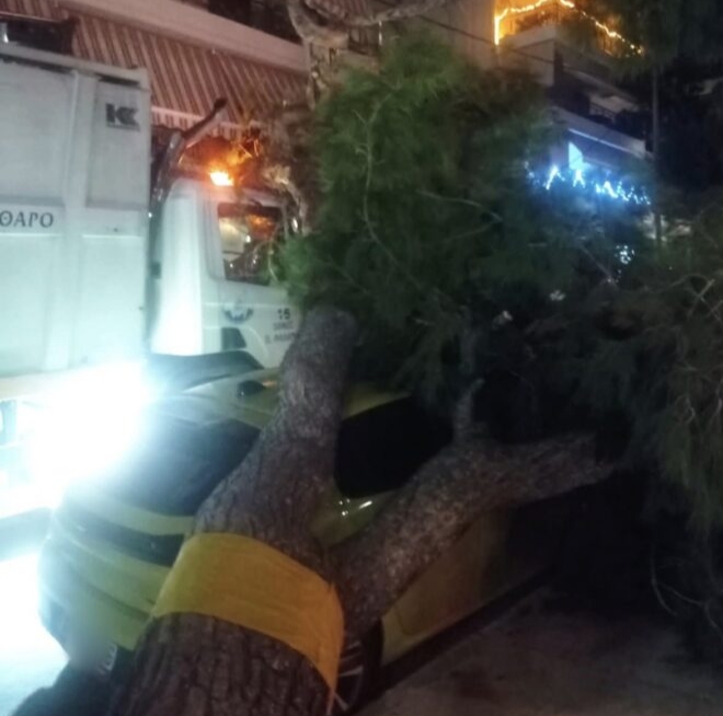 Παλαιό Φάληρο: Δέντρο έπεσε πάνω σε απορριμματοφόρο και σταθμευμένο ΙΧ