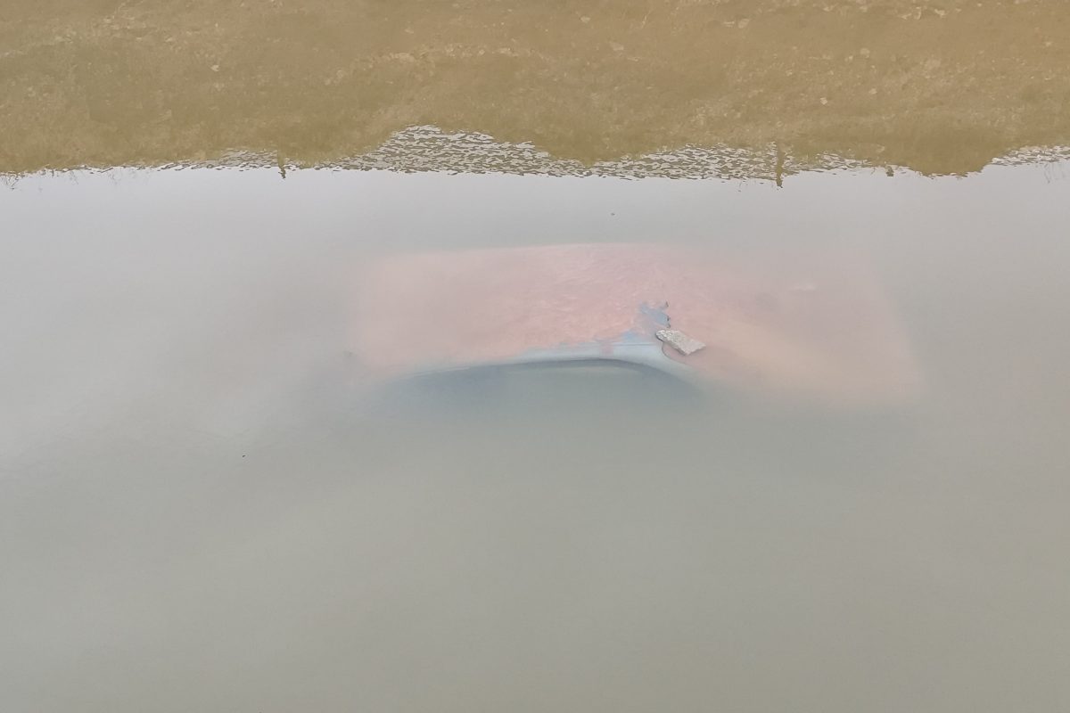 Βάρη: Αυτοκίνητο ξεπρόβαλε μέσα από το ρέμα Κόρμπι λίγες μέρες μετά την κακοκαιρία