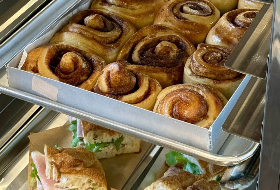 Bun’kok: Από καφέ και buns μέχρι cocktails, αυτό είναι το νέο microbakery της Γλυφάδας