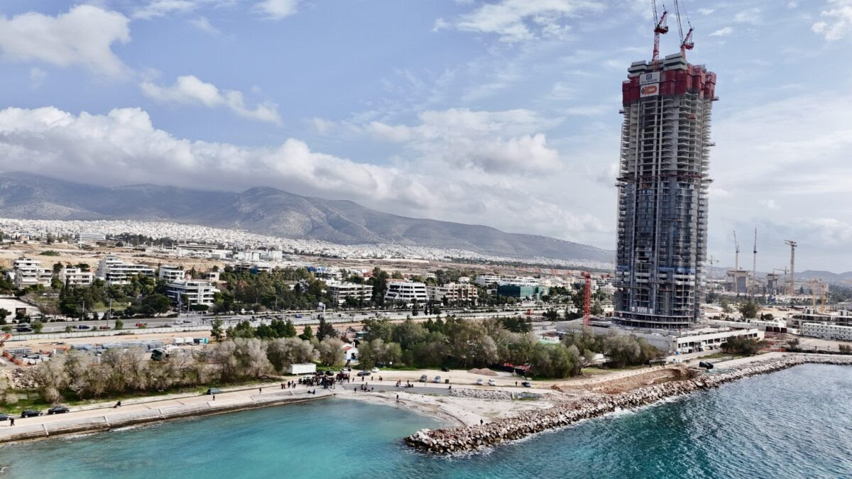 Ελληνικό: Θεοφάνεια και ρίψη σταυρού με φόντο τον θεόρατο Riviera Tower